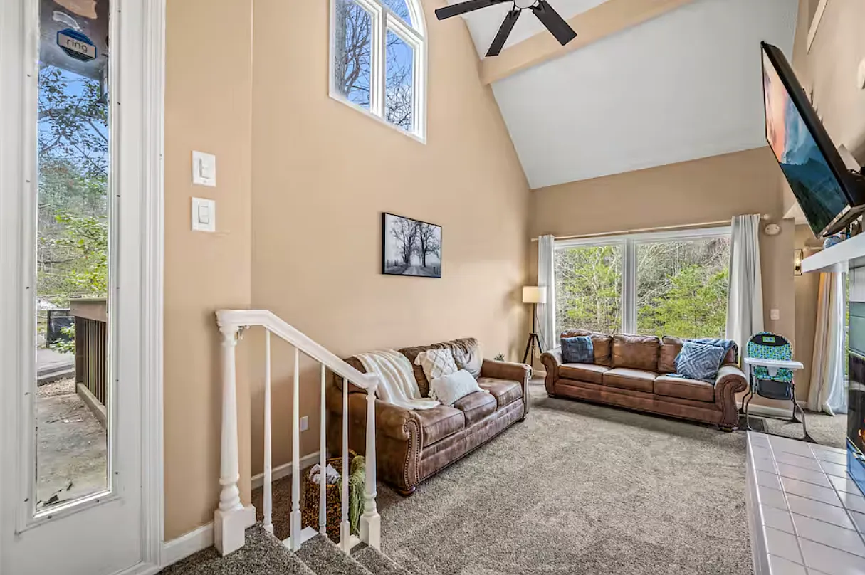 605 Falcon Ct — Photo 4