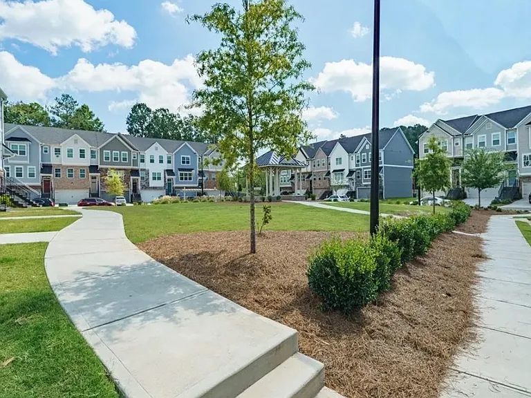 2623 Hedgeway Cir — Photo 6
