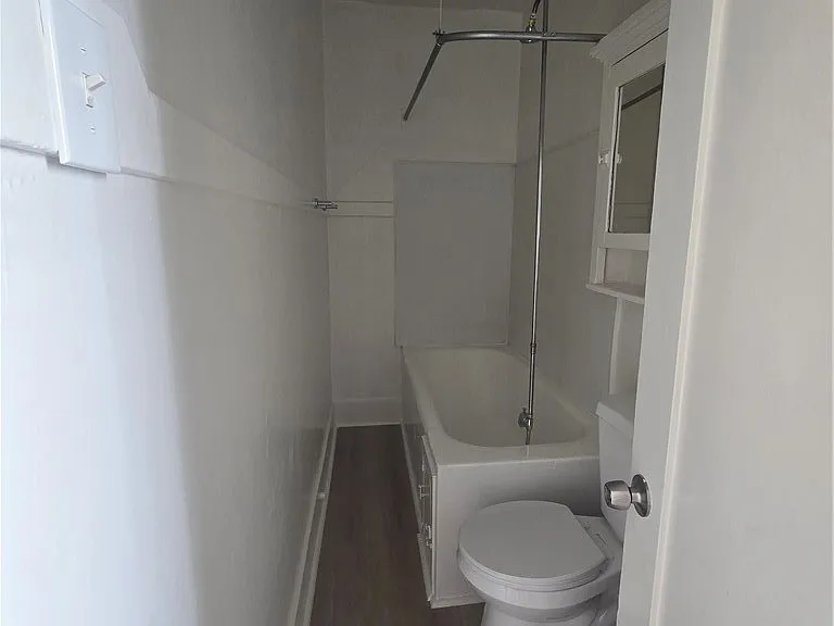 942 E 2nd St #7 — Photo 2