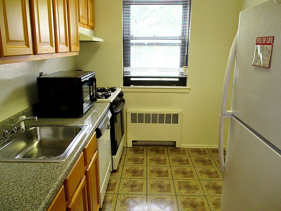 4th image of 81 Beacon Hill Dr APT B26