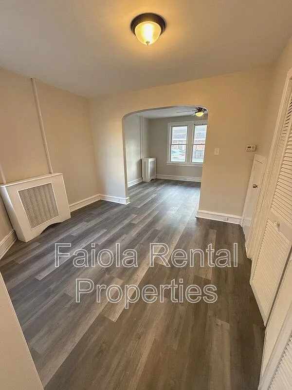 3 bed, 1.0 bath, 1059 sqft, $1,900 — Photo 4