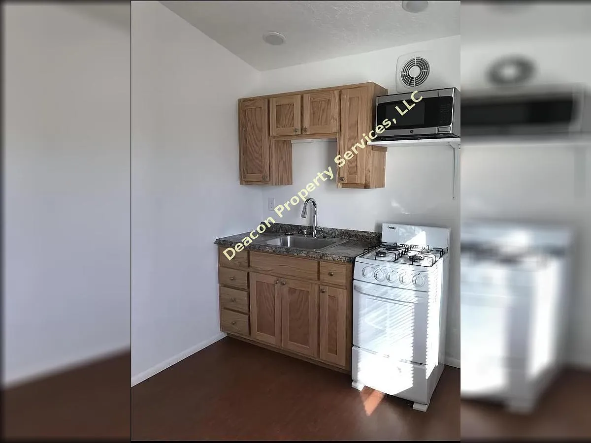 Updated 1 Bedroom Tucked Away in a Small UNM Compound — Photo 4