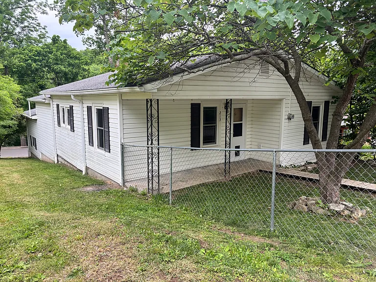 213 E Farmer St — Photo 3