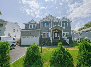 19 Glenwood Rd, Glen Head, NY 11545