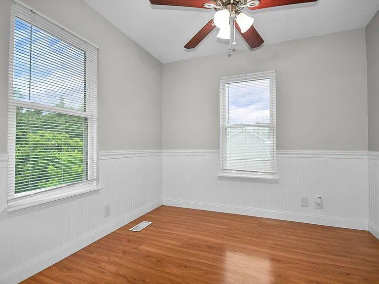 706 Green Valley Ct — Photo 7