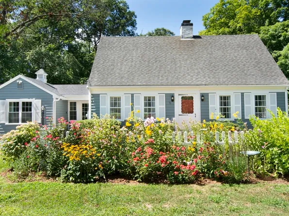 225 N Main St, Whitinsville, MA 01588