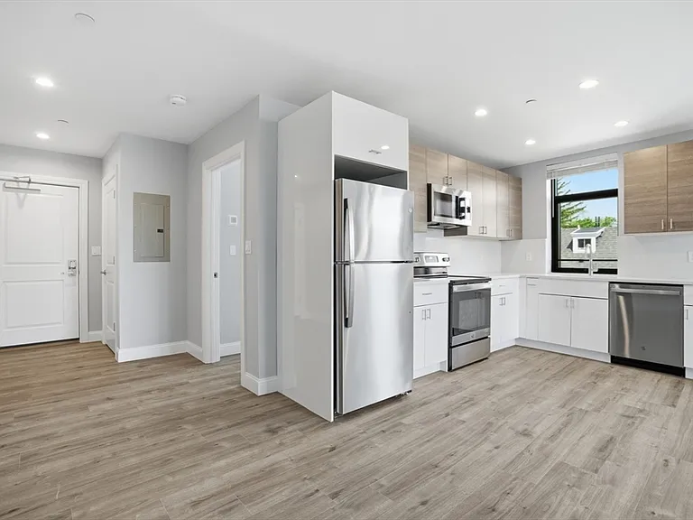 632 Centre St #304 — Photo 3