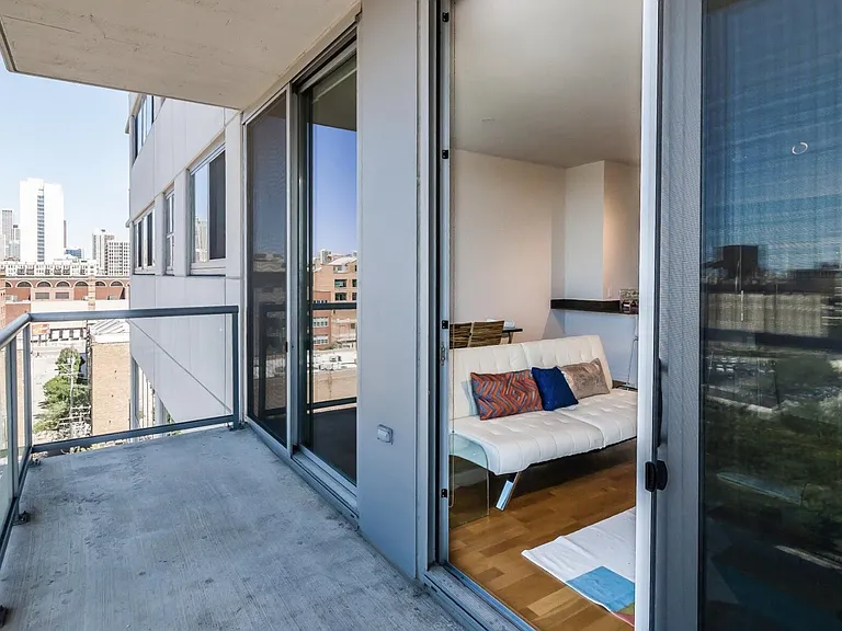 674 N Sangamon St — Photo 4