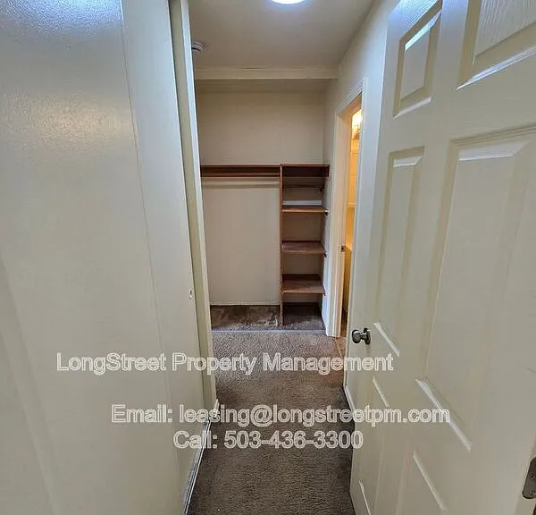 915 SW Adams Ave #11 — Photo 4