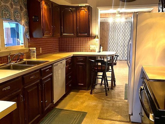 5th image of 1023 E Penn St