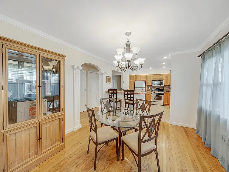 558 E Walnut St #1 — Photo 4