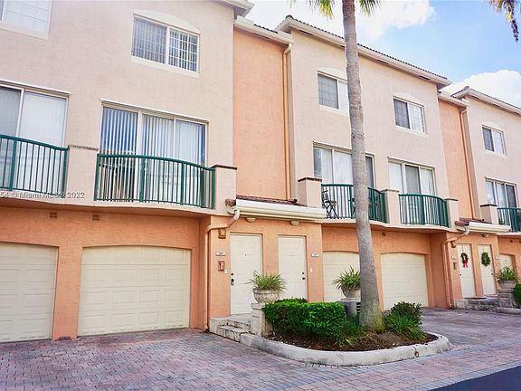 5th image of 2027 SE 10th Ave #818