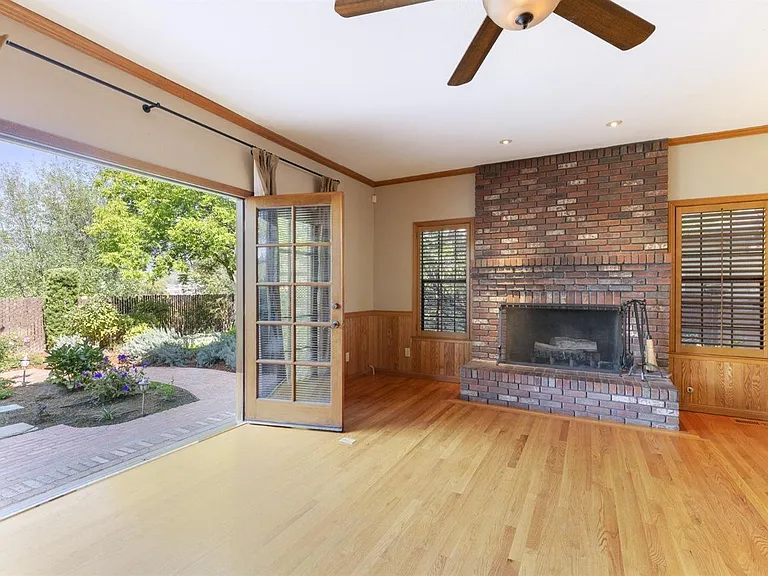 4300 Heritage Ln — Photo 6