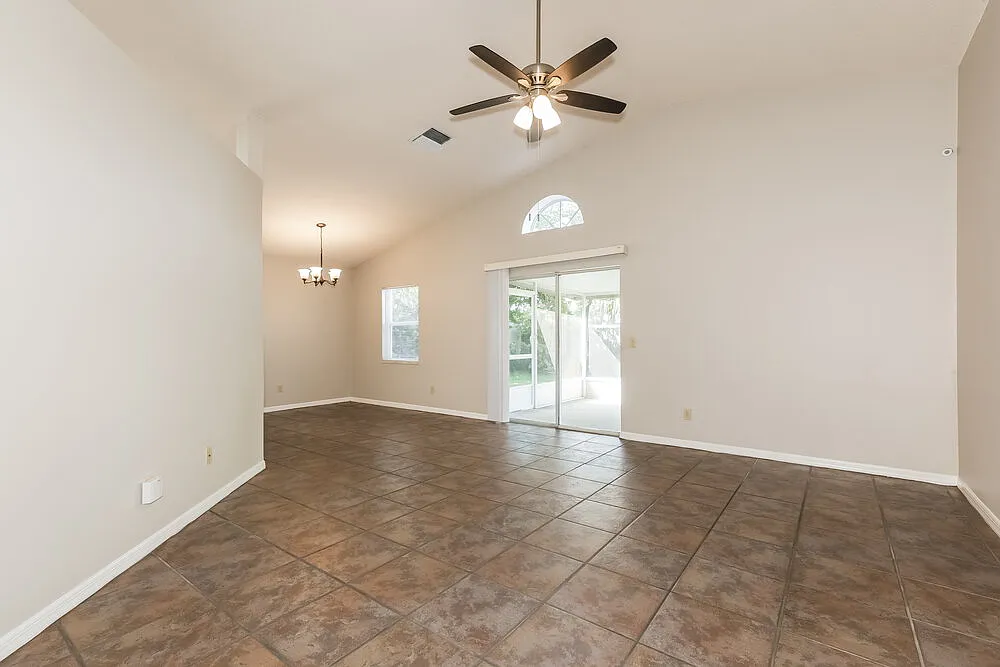 3 bed, 2.0 bath, 1433 sqft, $2,165 — Photo 4