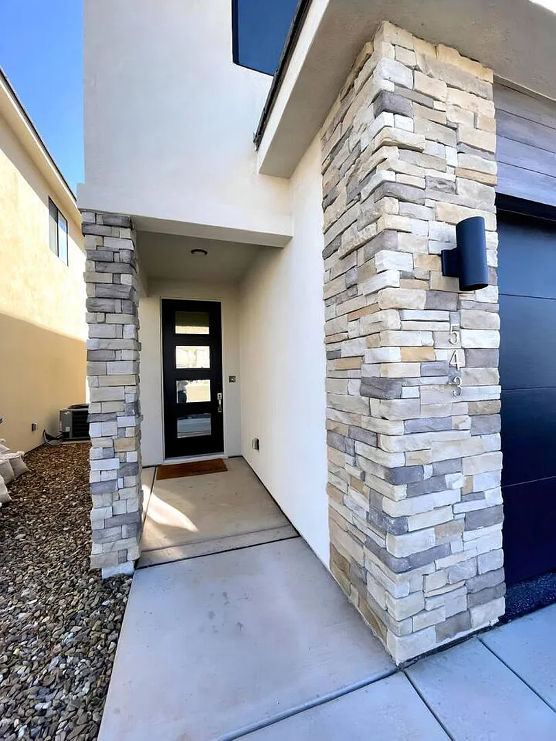 Monthly Rental W/ Private Gym! — Photo 2