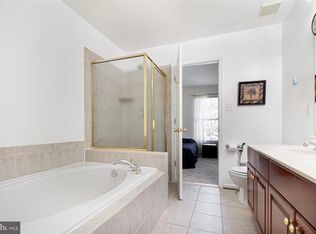 42821 Pilgrim Sq, Chantilly, VA 20152