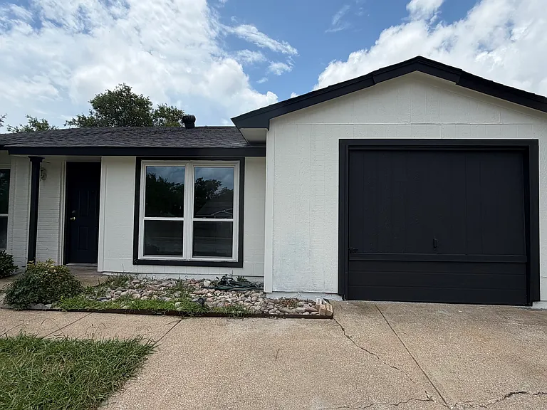 2122 Sharpshire Ln — Photo 1