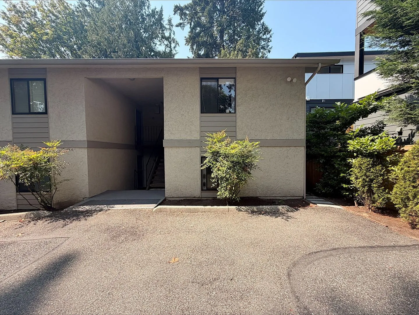 Beautiful Kirkland Top-Floor Unit Available! — Photo 2