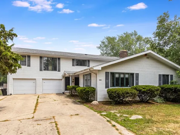 1943 Church Rd, Aurora, IL 60505