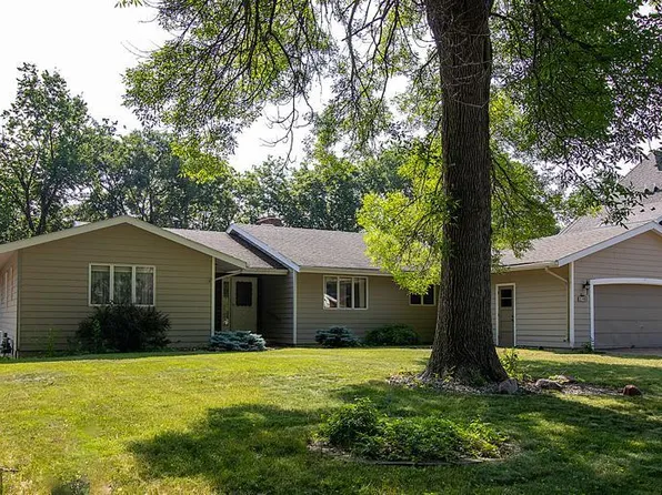1598 Sherwood Dr, North Mankato, MN 56003