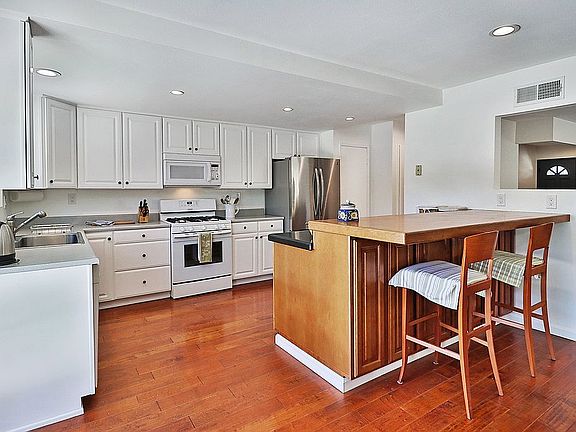 2nd image of 30837 Oakrim Dr