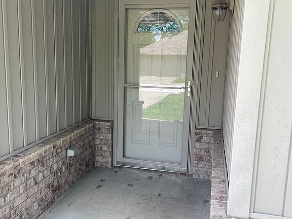 No stairs in the front entry