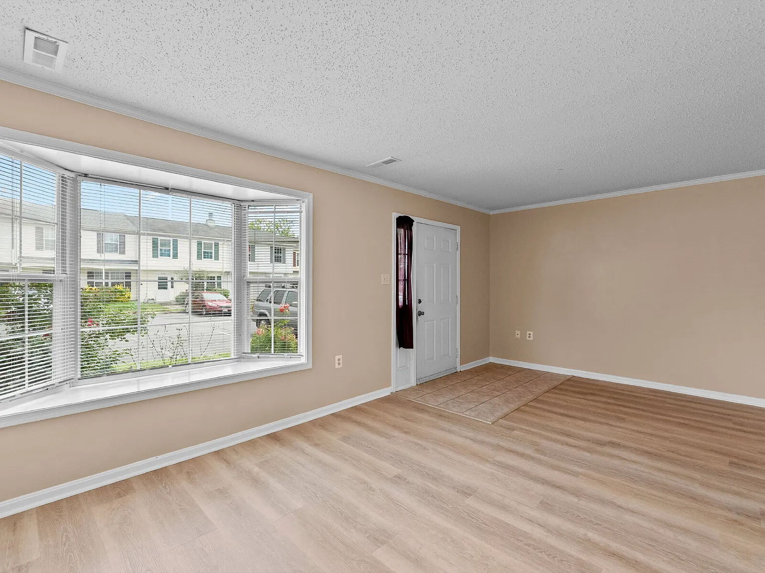 3 bed, 2.5 bath, 1360 sqft, $2,600 — Photo 3