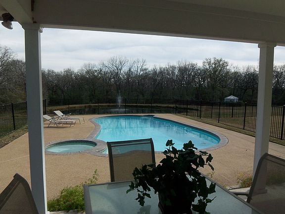 Pool and pool house w kitchenette
