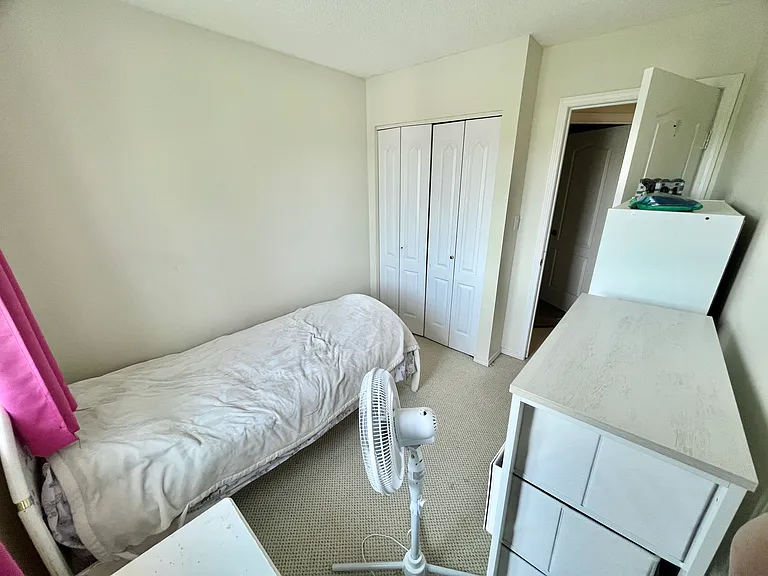 1033 Youville Dr W — Photo 20