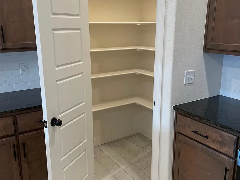 464 Hall Ave — Photo 4