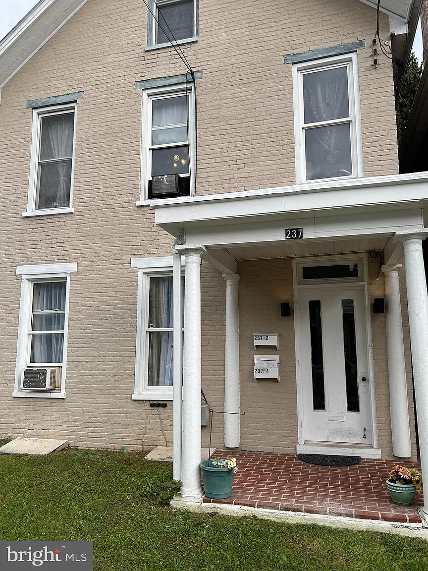 237 W King St photo 1