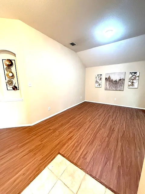 3 bed, 2.0 bath, 1809 sqft, $1,995 — Photo 2