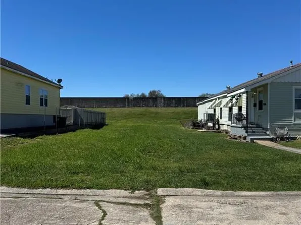 6052 Warrington Dr, New Orleans, LA 70122