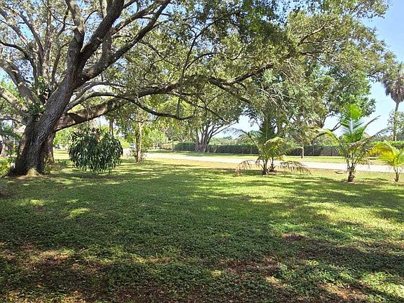 4th image of 4511 E Country Club Circle