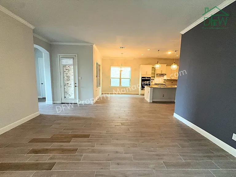302 Julia Ln — Photo 4