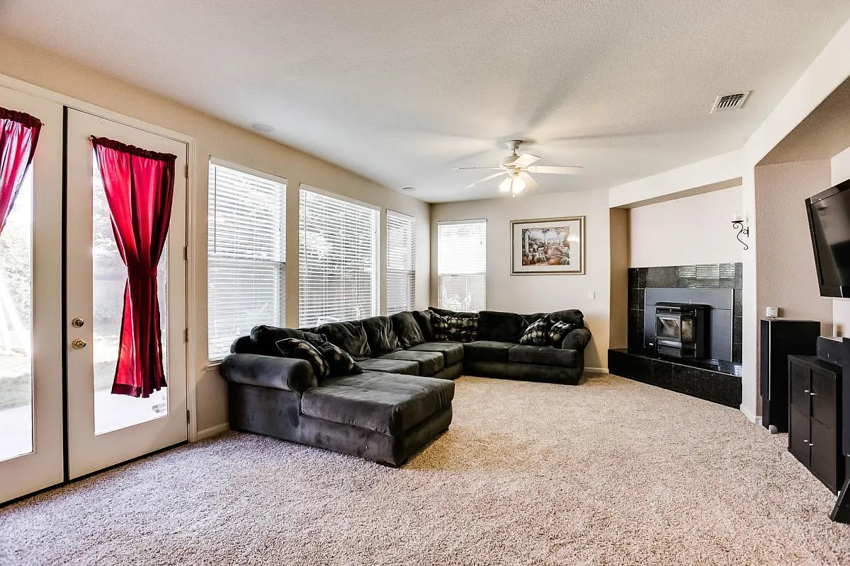 4 bed, 4087 sqft, $4,000 — Photo 4