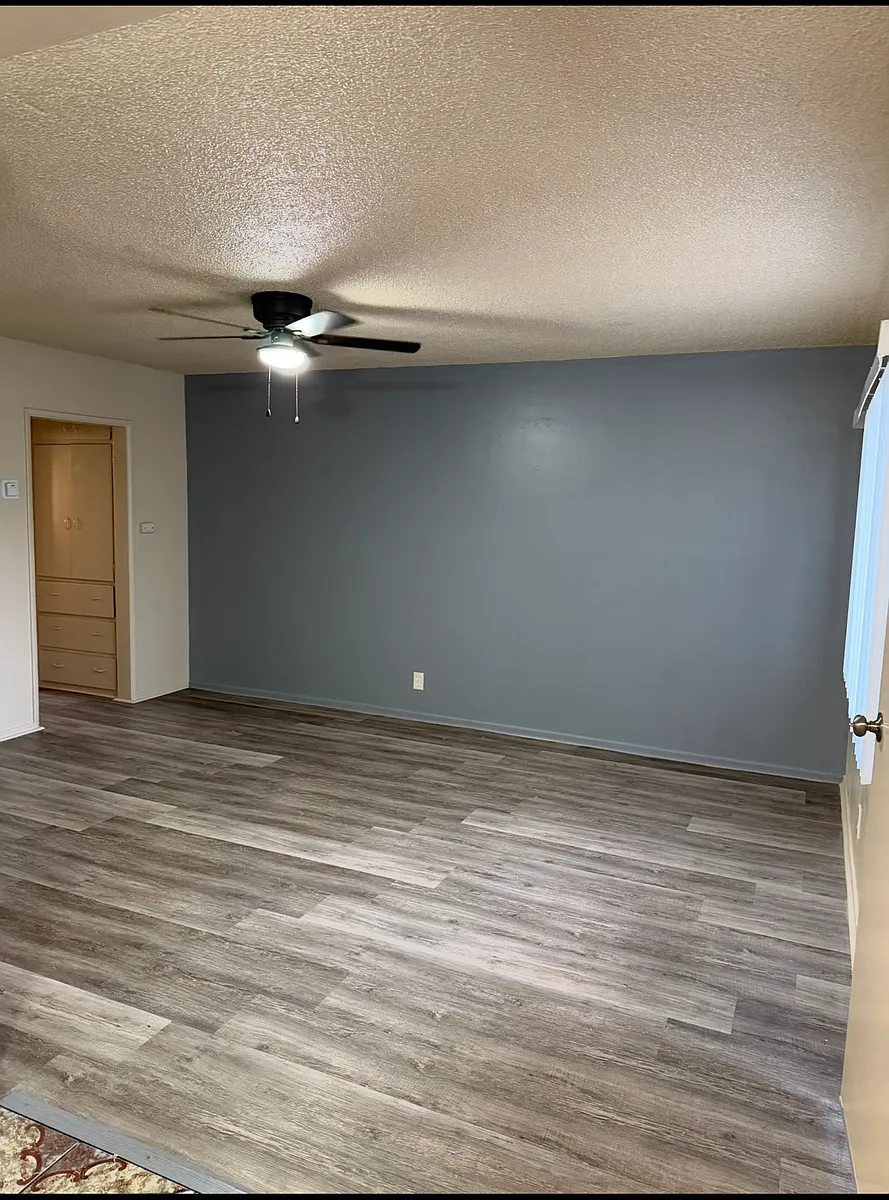 Building Photo - 1208 W 103rd St #2