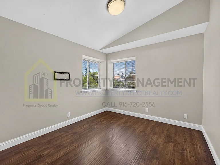 8779 Brittany Park Dr — Photo 32