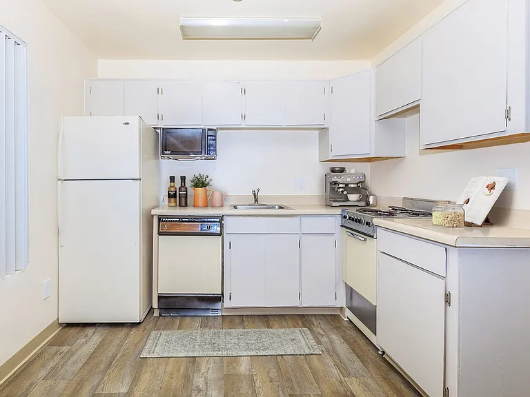 Sterling Pointe Apartments — Photo 17