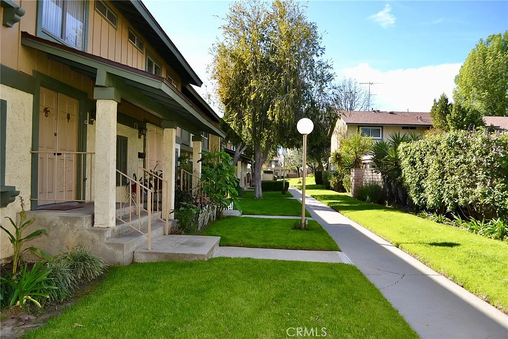 3 bed, 1211 sqft, $3,200 — Photo 2