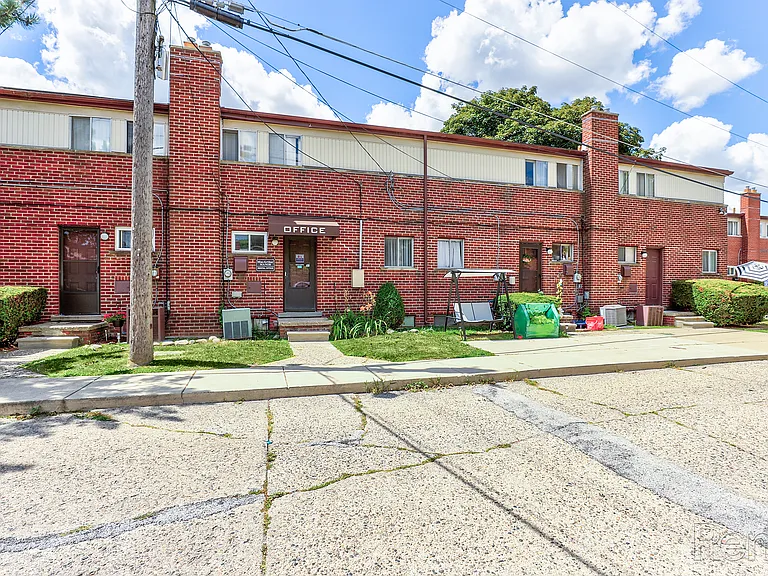 MacArthur Manor Apartments — Photo 19