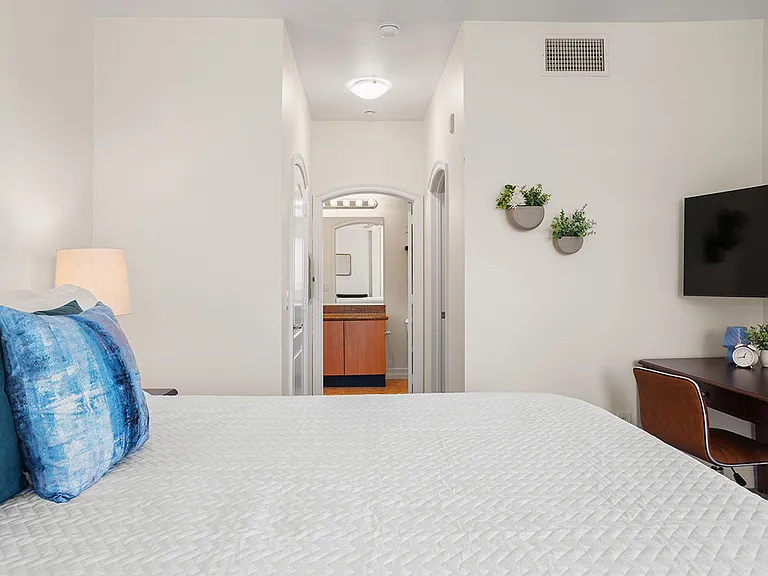 525 11th Ave #1402 — Photo 31