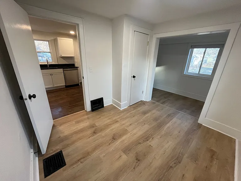 3343 N 40th Ave — Photo 12