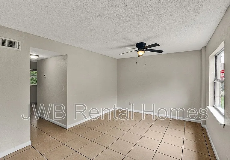 1842 Broadway Ave — Photo 2