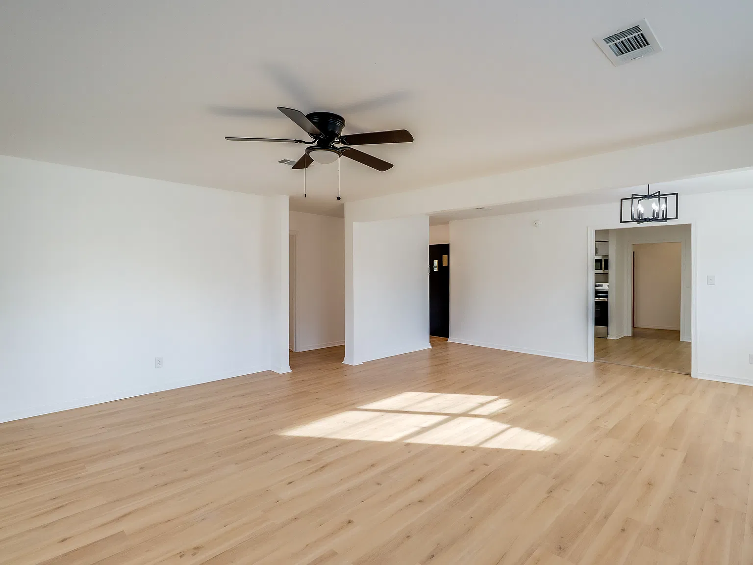 4 bed, 1.5 bath, 1820 sqft, $2,000 — Photo 2