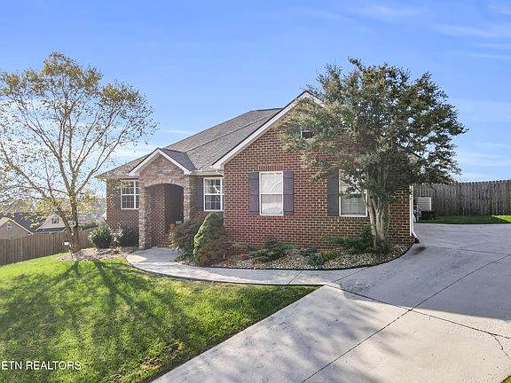 3rd image of 2105 Briarhill Ln