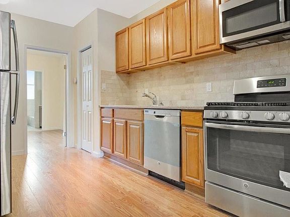 2nd image of 249 23rd St APT 1R