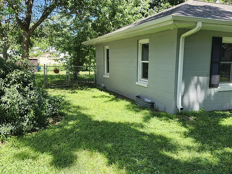 139 NW Louise St — Photo 3