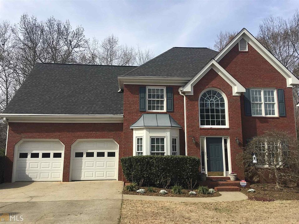 Traditional home located right off Lawrenceville-Suwanee Road - swim/tennis/HOA community. Close to 