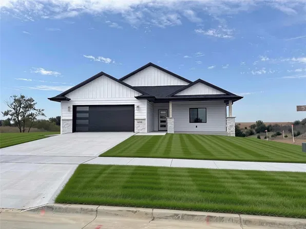 3221 Marigold Cir, Pella, IA 50219